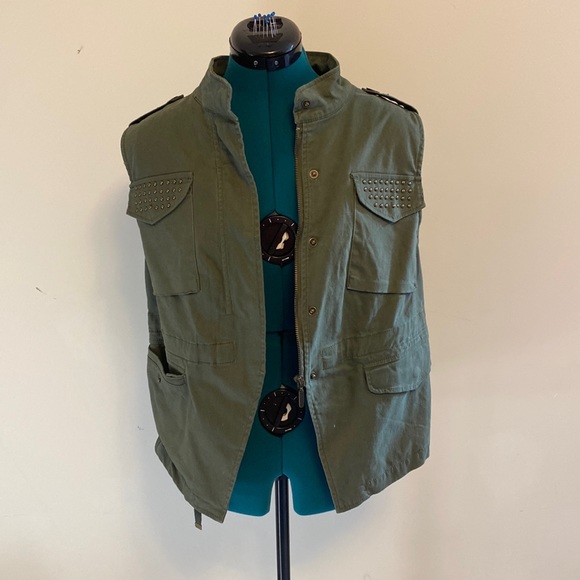 Medium army green cargo vest with zipper or button down option and four pockets - Picture 1 of 10